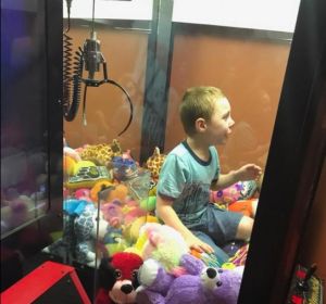 El niño atrapado en la máquina de peluches El niño atrapado en la máquina de peluches