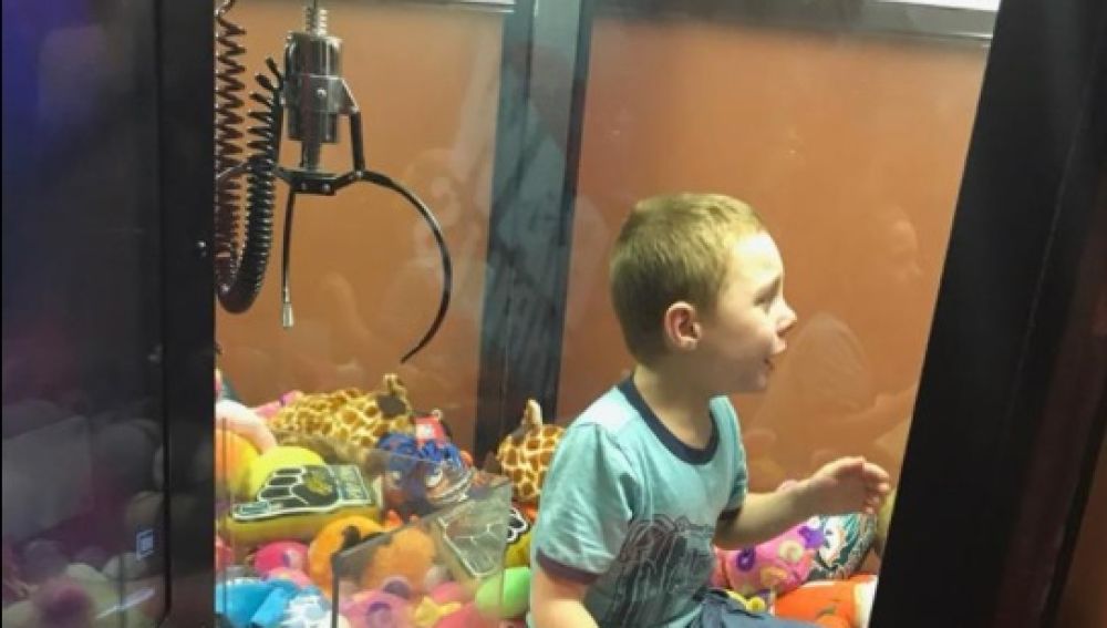 Rescatan a un niño en el interior una máquina de peluches | Europa FM