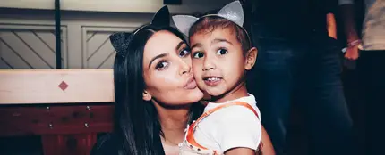 Kim kardashian con su hija North West Kim kardashian con su hija North West