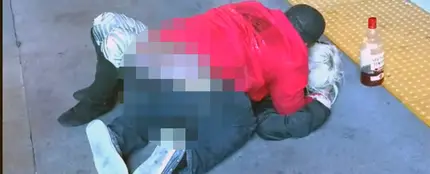 Un hombre abusa sexualmente de una mujer en plena calle Un hombre abusa sexualmente de una mujer en plena calle