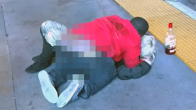 Un hombre abusa sexualmente de una mujer en plena calle