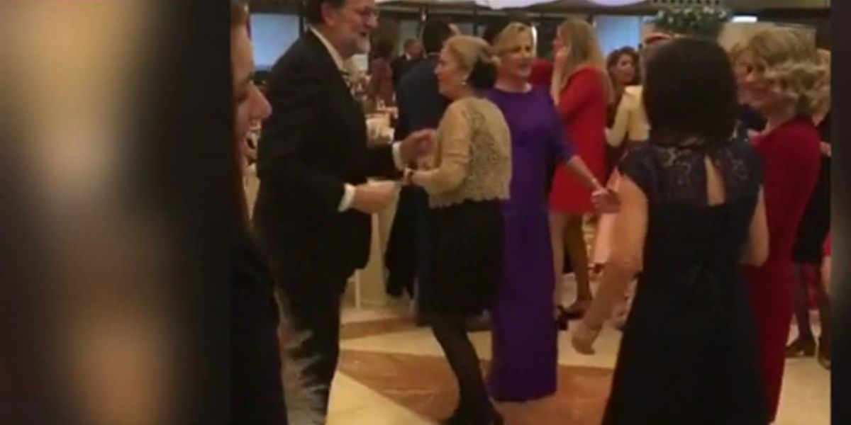 Mariano Rajoy bailando durante una boda en Murcia