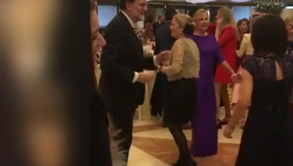 Mariano Rajoy bailando durante una boda en Murcia