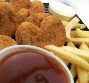 Patatas fritas y nuggets de pollo, complementos que engordan. Patatas fritas y nuggets de pollo, complementos que engordan.