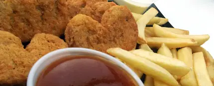 Patatas fritas y nuggets de pollo, complementos que engordan. Patatas fritas y nuggets de pollo, complementos que engordan.