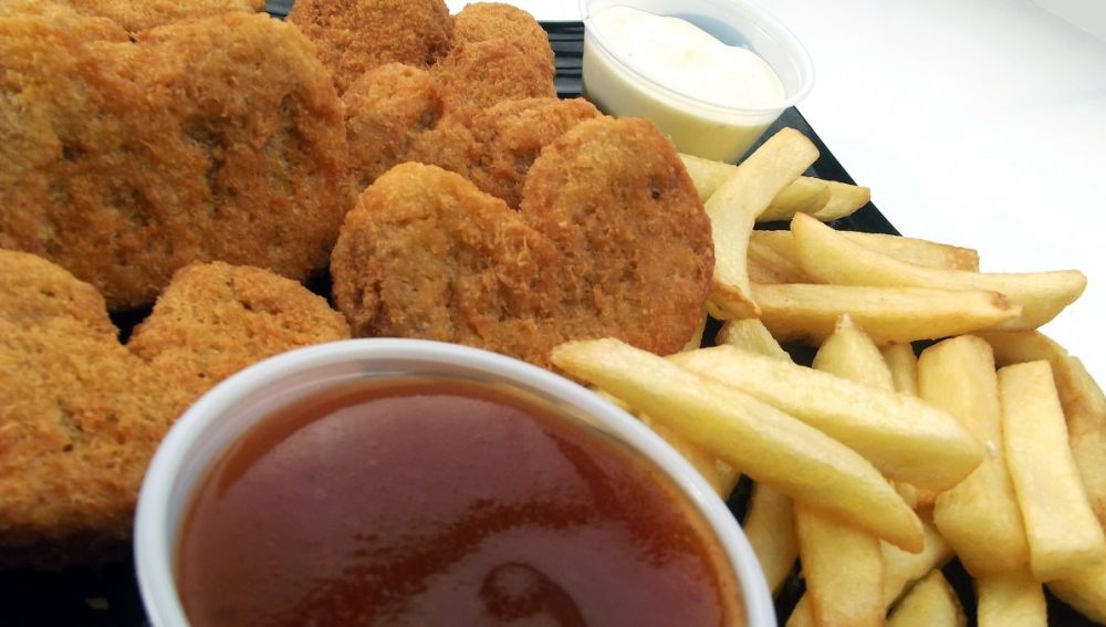 Patatas fritas y nuggets de pollo, complementos que engordan.
