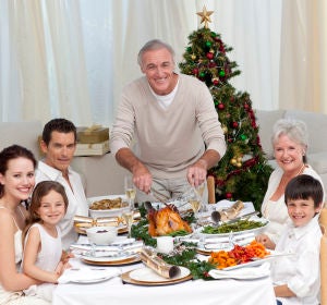 Abuelo cocinando para toda la familia Abuelo cocinando para toda la familia