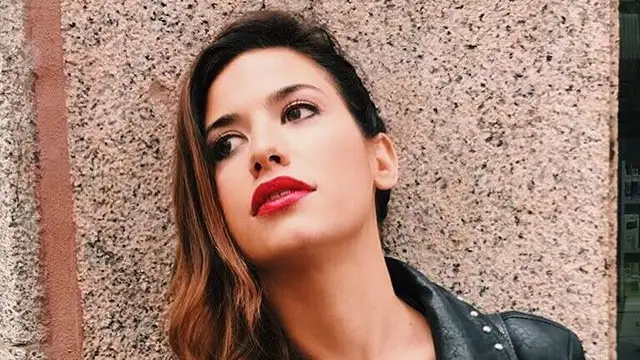 Ares Teixidó con una cazadora de piel y los labios rojos