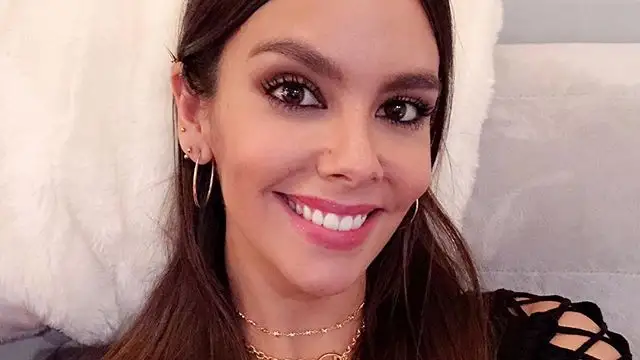 Cristina Pedroche haciéndose un selfie