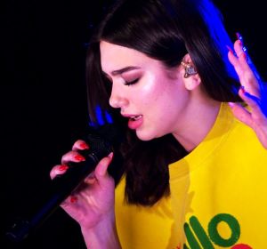 Dua Lipa durante su actuación en 'Live Lounge' Dua Lipa durante su actuación en 'Live Lounge'