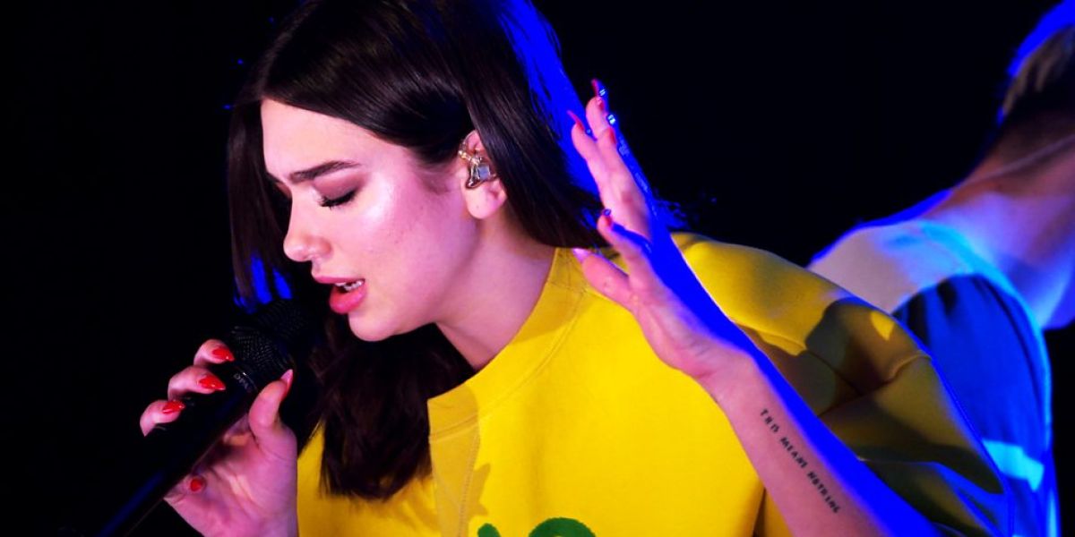Dua Lipa durante su actuación en 'Live Lounge'