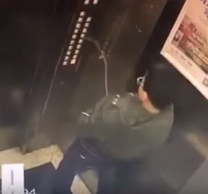 Orina en todos los botones del ascensor y se queda encerrado dentro Orina en todos los botones del ascensor y se queda encerrado dentro