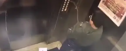 Orina en todos los botones del ascensor y se queda encerrado dentro Orina en todos los botones del ascensor y se queda encerrado dentro