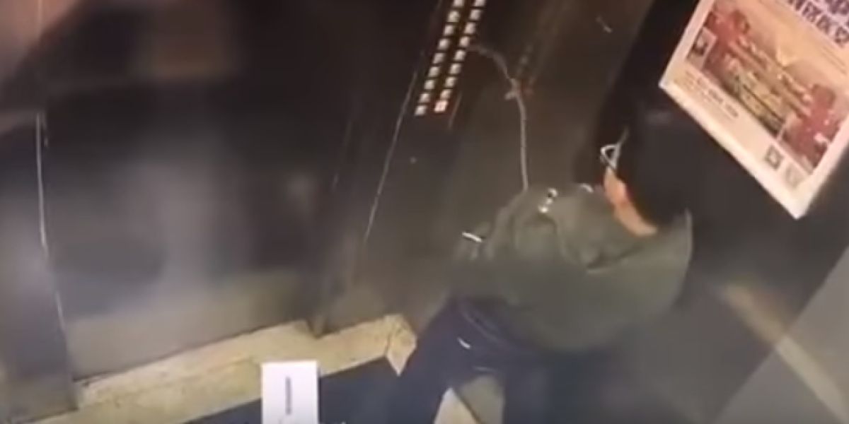 Orina en todos los botones del ascensor y se queda encerrado dentro