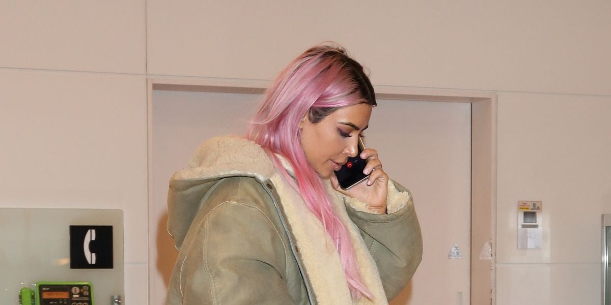 Kim Kardashian viaja a Japón con el pelo rosa