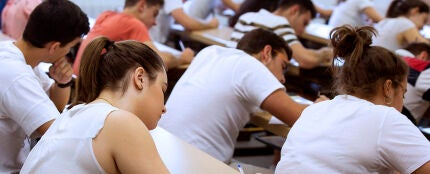 Un grupo de estudiantes universitarios durante un examen