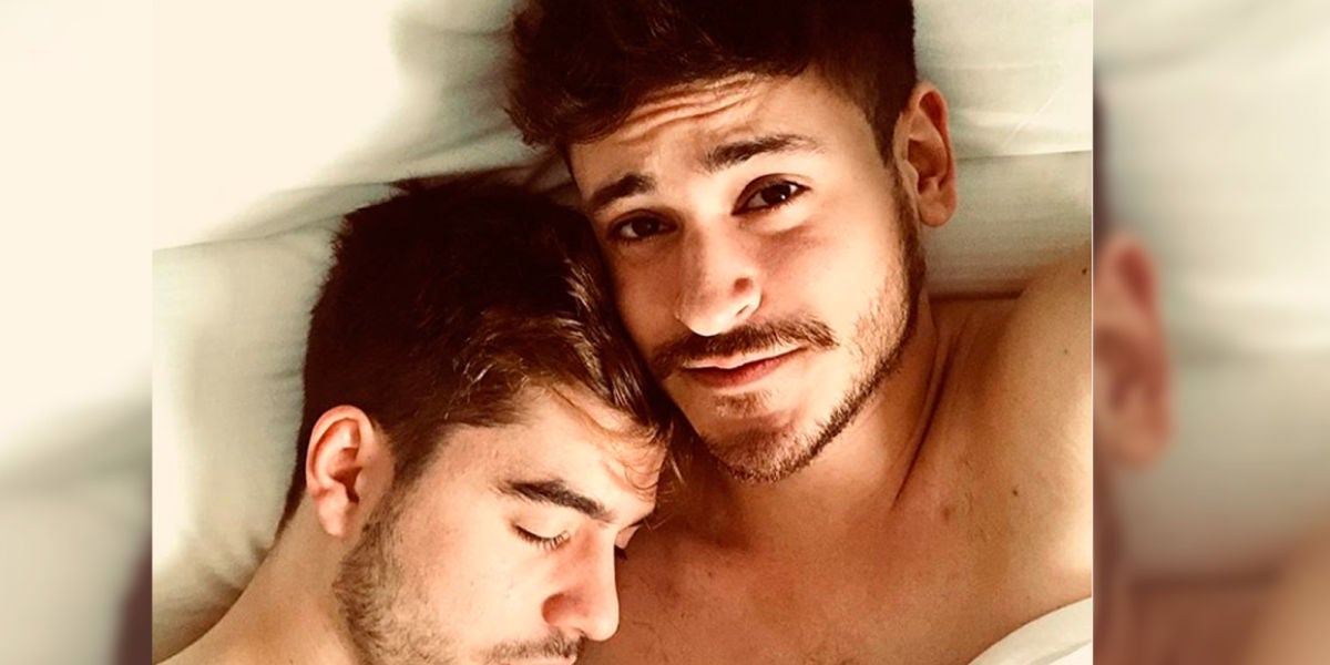 Cepeda y Roi en la cama