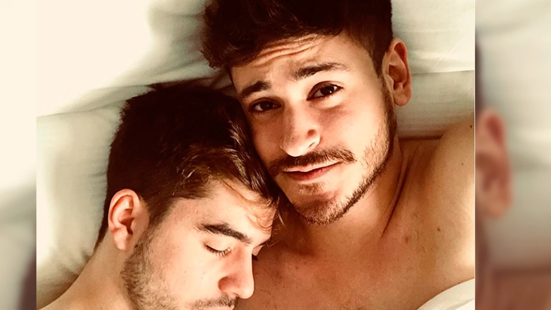 Cepeda y Roi en la cama Cepeda y Roi en la cama