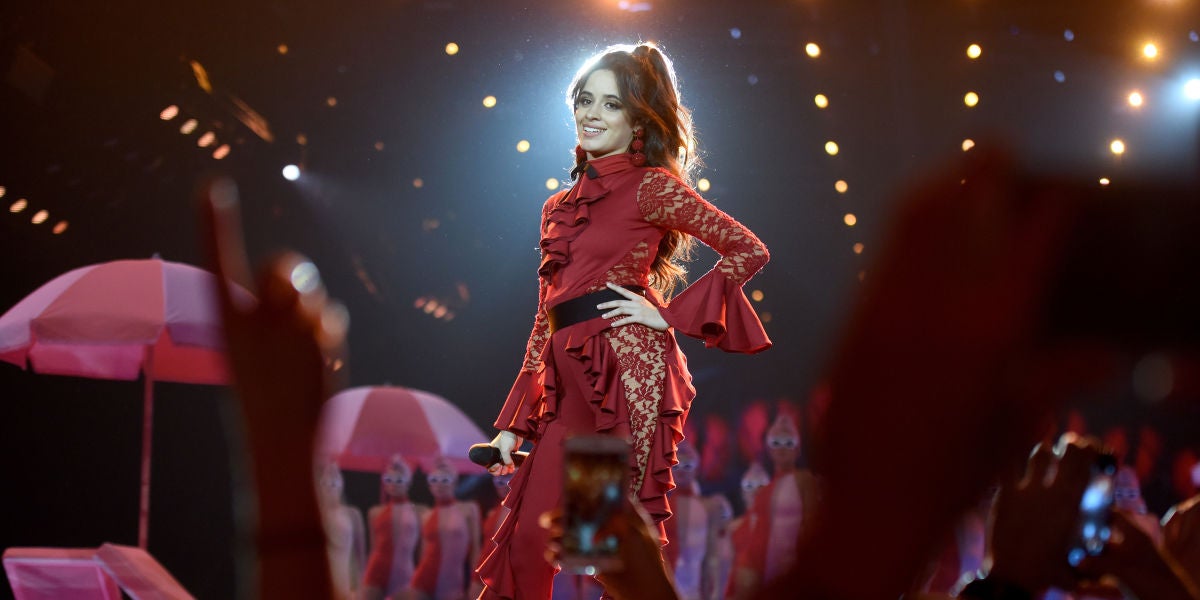 Camila Cabello durante su actuación en los MTV EMAs 2017