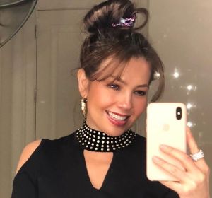 Thalía haciéndose un selfie en el espejo Thalía haciéndose un selfie en el espejo