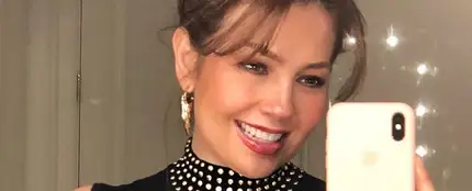 Thalía haciéndose un selfie en el espejo Thalía haciéndose un selfie en el espejo
