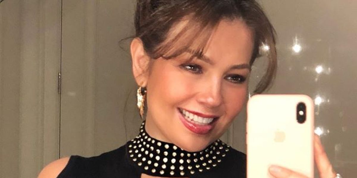 Thalía haciéndose un selfie en el espejo