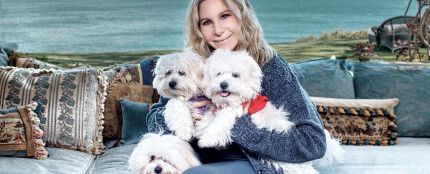 Barbra Streisand posa junto a sus tres mascotas
