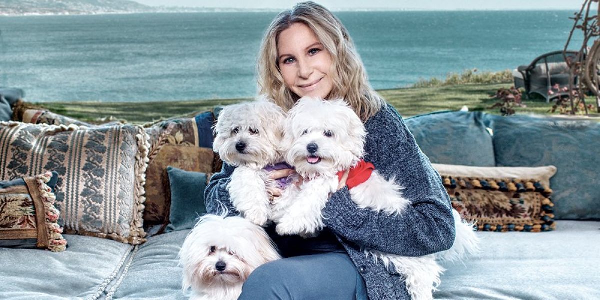 Barbra Streisand posa junto a sus tres mascotas