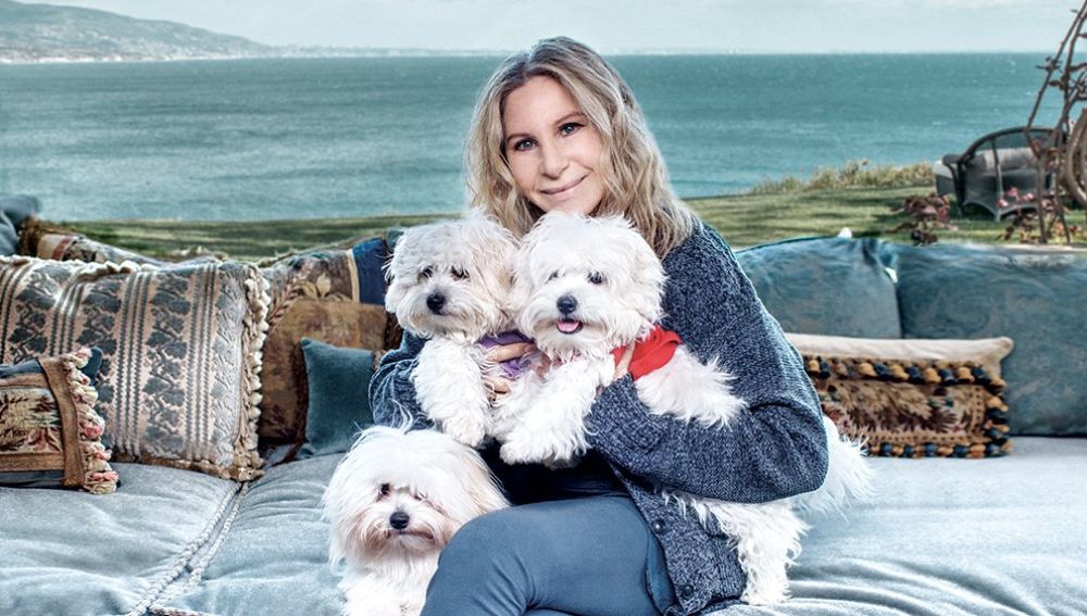 Barbra Streisand posa junto a sus tres mascotas