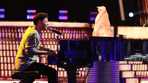 La desgarradora actuación de Miquel Fernández con 'El patio' de Pablo López en la gran final de 'Tu cara me suena' La desgarradora actuación de Miquel Fernández con 'El patio' de Pablo López en la gran final de 'Tu cara me suena'