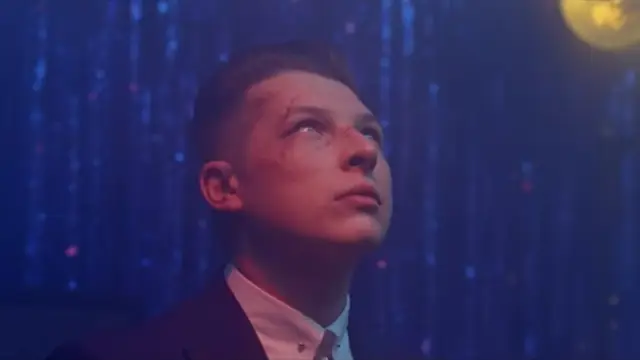 John Newman en el videoclip de 'Fire in Me'