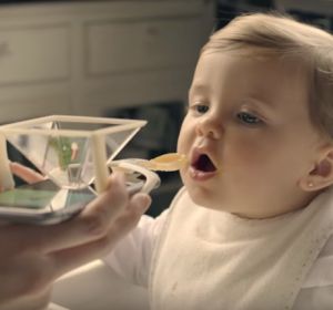 Los nutricionistas explotan contra Nutribén por crear una cuchara para bebés con soporte para móvil Los nutricionistas explotan contra Nutribén por crear una cuchara para bebés con soporte para móvil