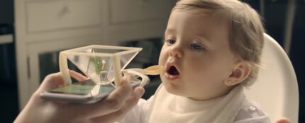 Los nutricionistas explotan contra Nutribén por crear una cuchara para bebés con soporte para móvil