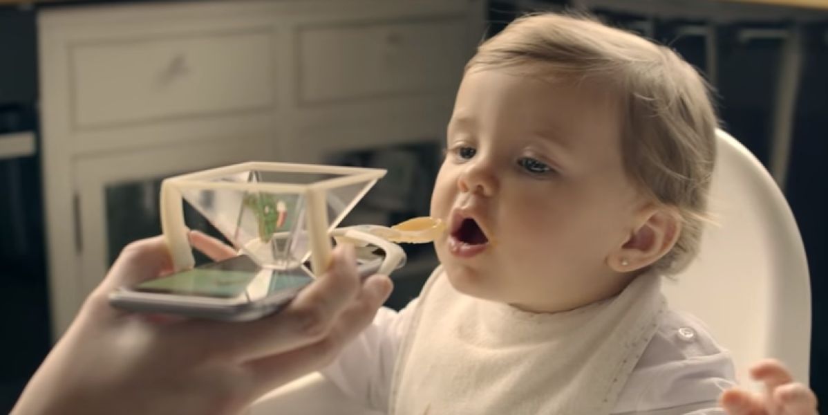 Los nutricionistas explotan contra Nutribén por crear una cuchara para bebés con soporte para móvil