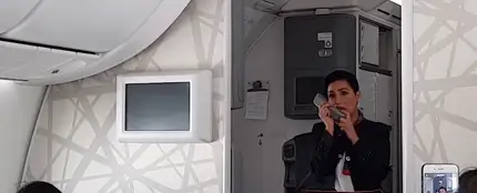 Azafata en pleno vuelo Azafata en pleno vuelo