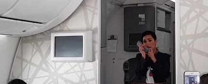 Azafata en pleno vuelo Azafata en pleno vuelo