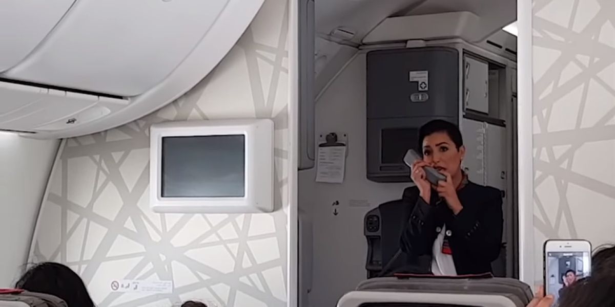 Azafata en pleno vuelo