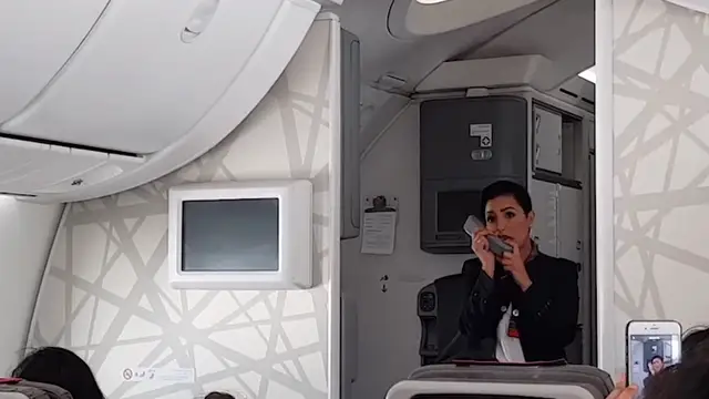 Azafata en pleno vuelo