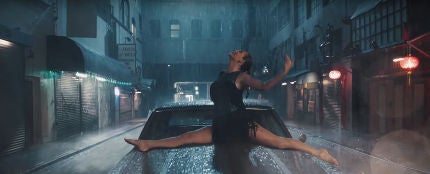 Taylor Swift bailando bajo la lluvia en el vídeo de 'Delicate'