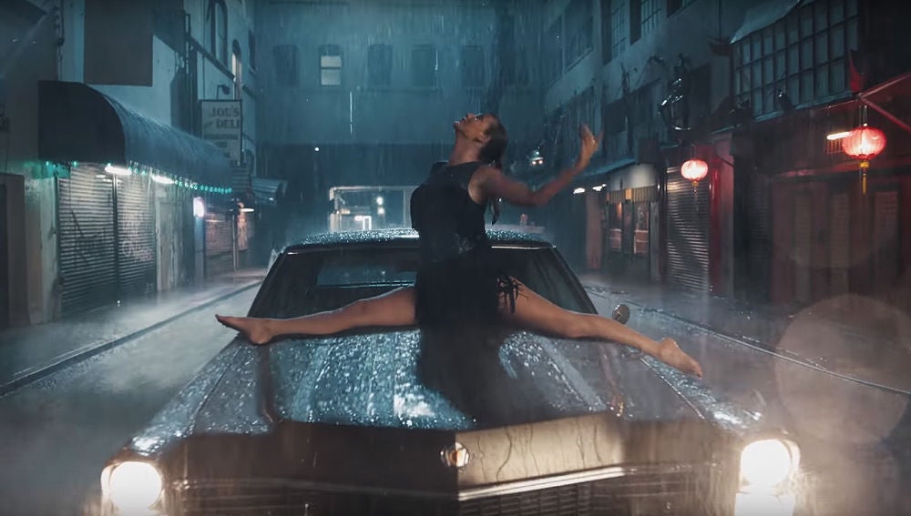 Taylor Swift bailando bajo la lluvia en el vídeo de 'Delicate'