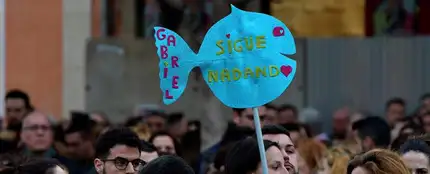 Una mujer con el cártel de un 'Pescaíto' durante la concentración convocada en duelo por la muerte de Gabriel Cruz Una mujer con el cártel de un 'Pescaíto' durante la concentración convocada en duelo por la muerte de Gabriel Cruz