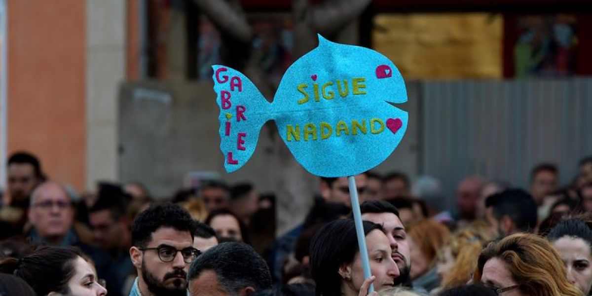 Una mujer con el cártel de un 'Pescaíto' durante la concentración convocada en duelo por la muerte de Gabriel Cruz