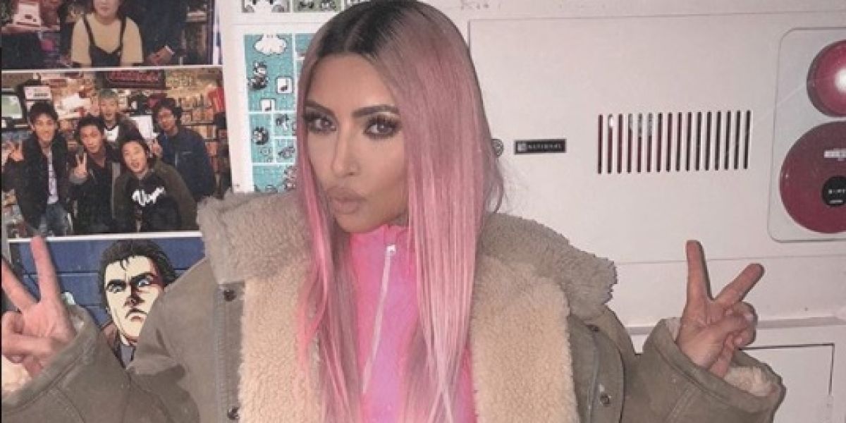 Kim Kardashian con el pelo rosa