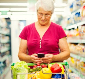 Señora haciendo la compra en el supermercado Señora haciendo la compra en el supermercado
