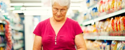Señora haciendo la compra en el supermercado