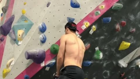 Miguel &Aacute;ngel Silvestre escalando un roc&oacute;dromo