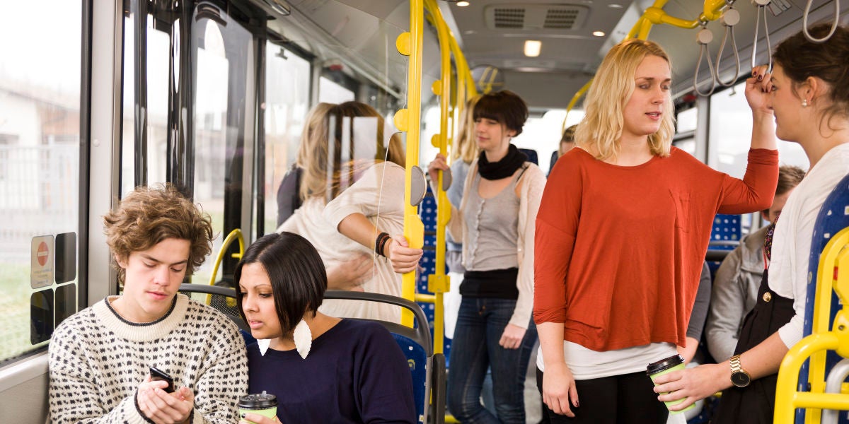 Personas dentro de un autobús