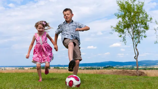 Niños jugando a la pelota