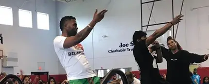 Jason Derulo en su antigua escuela de baile Jason Derulo en su antigua escuela de baile