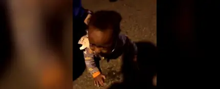Un bebé de 9 meses gatea solo por mitad de una carretera Un bebé de 9 meses gatea solo por mitad de una carretera
